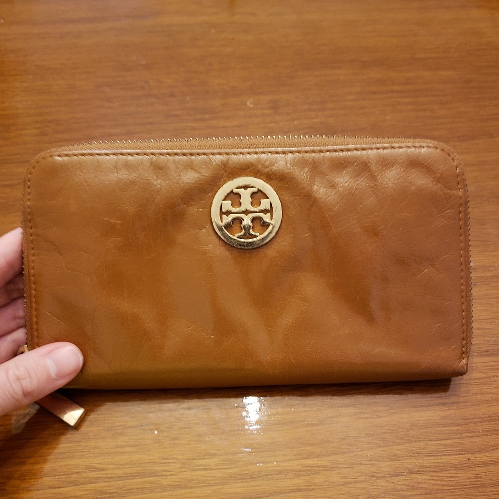 Tory Burch tan wallet